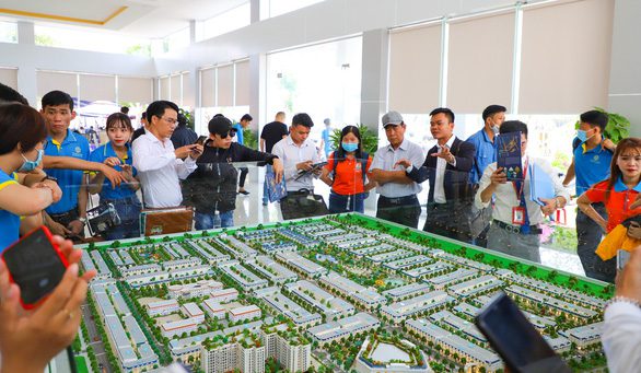 khách hàng tham quan dự án century city Long Thành